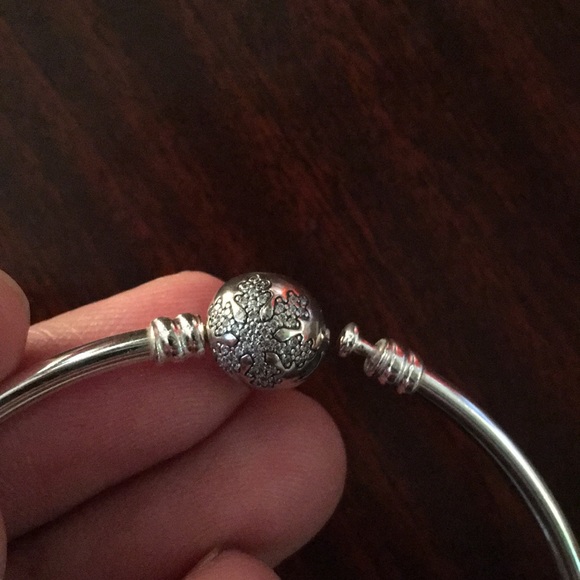 Unique snowflake limited edition bangle by PANDORA - Picture 7 of 7